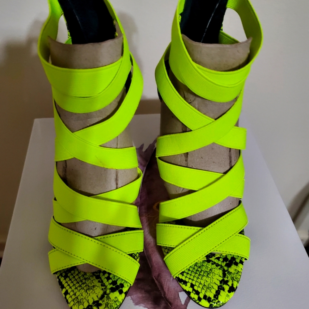 JESSICA SIMPSON  NEON YELLOW STRAPPY SANDLE.